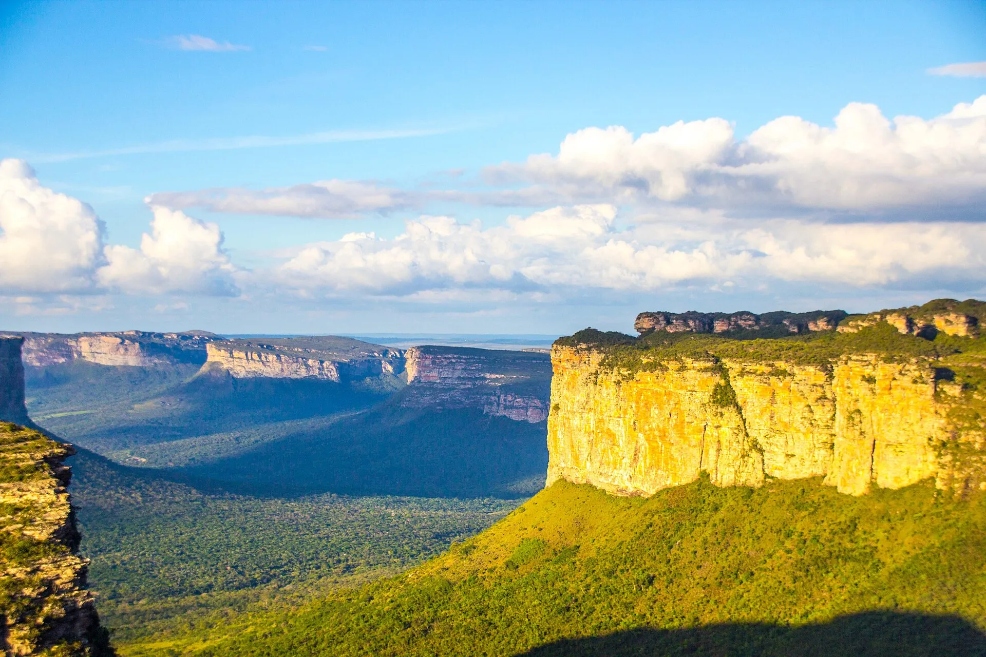 Visão da Chapada Diamantina com morros e vale ao entardecer