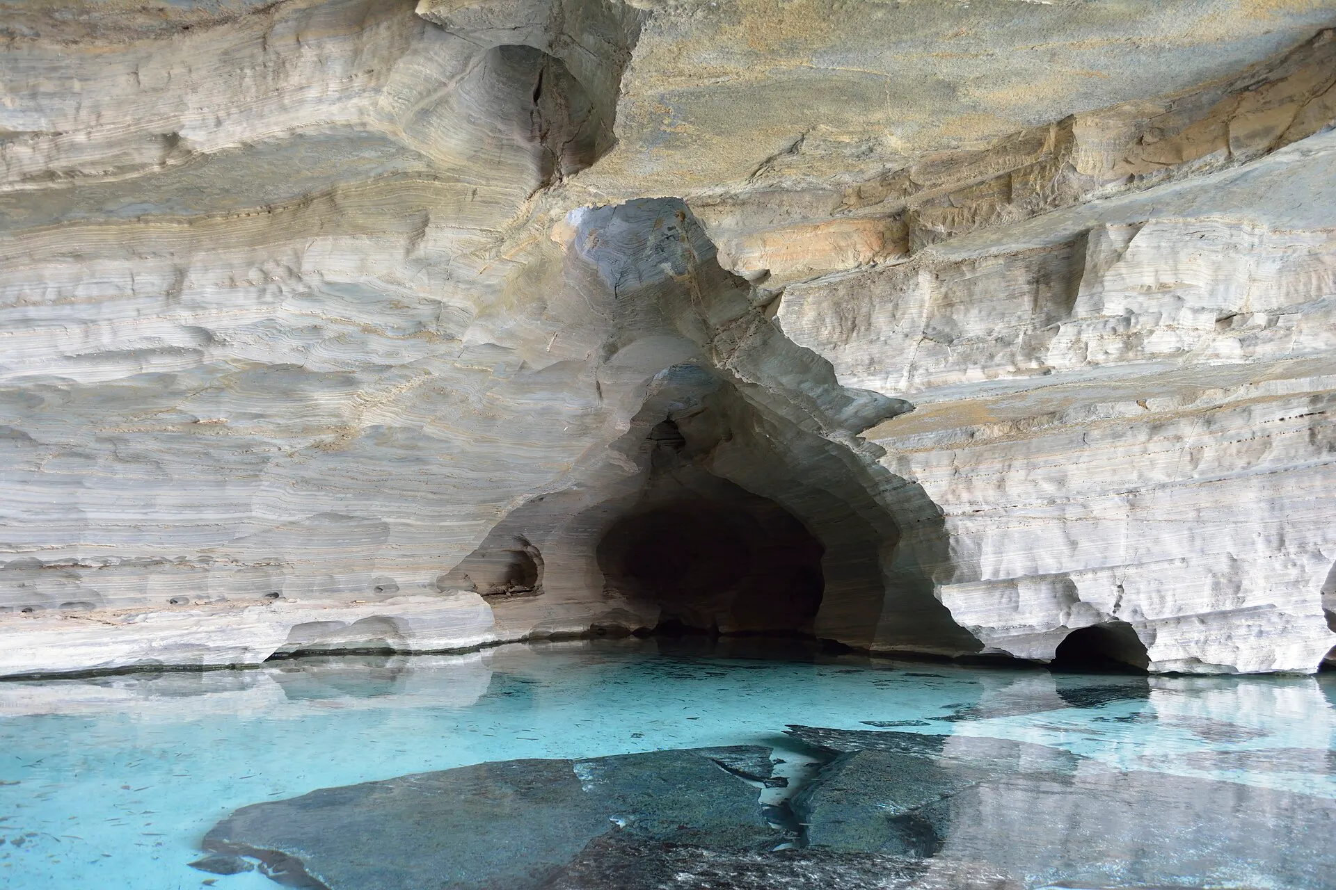 Águas cristalinas e azuladas da região das grutas