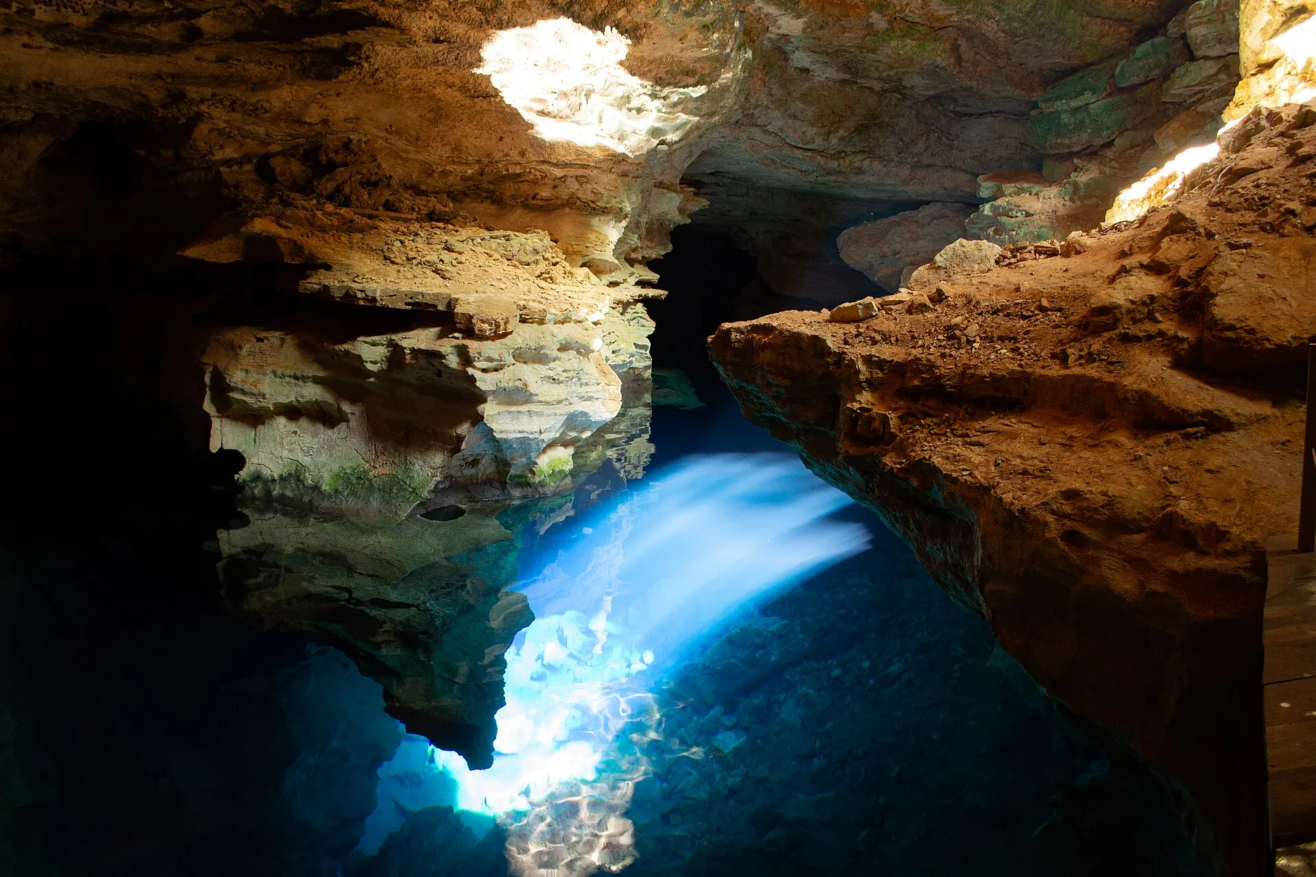 Águas azul-turquesa de um poço cristalino na Chapada